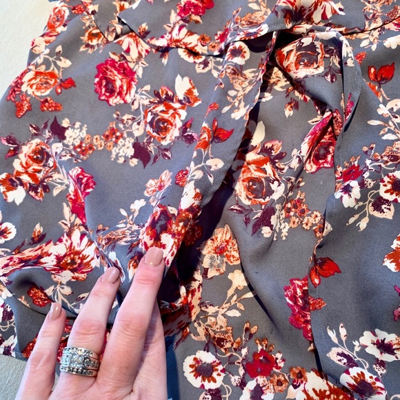 〰️ CUTE, FLIRTY & FUN TOP 〰️ - Picture 6 of 7